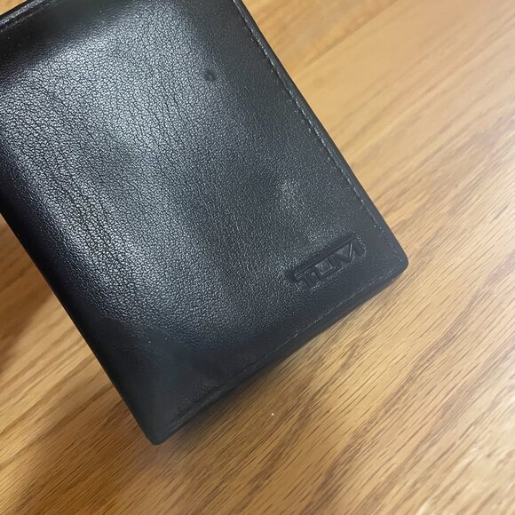 TUMI - Delta L-Fold Leather Wallet with RFID Lock - Picture 7 of 9